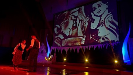 [FOTO + WIDEO] Królowa Śniegu zagościła w kieleckiej filharmonii. Baśniowy teatr piasku Tetiany Galistyny