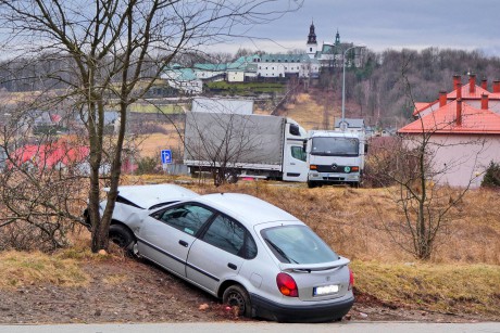 [FOTO] Wypadek na Szajnowicza. Toyota wylądowała na skarpie