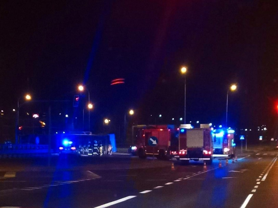 Ciężarówka przewróciła się na jezdnię. Jedna osoba w szpitalu