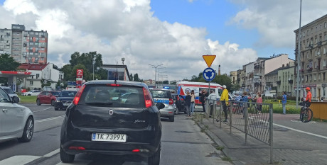 Kolizja na rondzie Giedroycia. Policja kieruje ruchem.