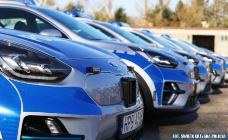 [ZDJĘCIA] Nowoczesne samochody elektryczne trafiły do policjantów