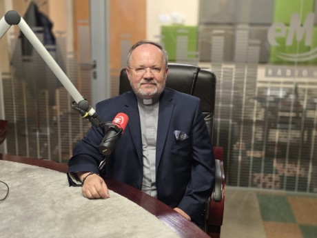 Ks. Marian Fatyga: W listopadzie pamiętamy o zmarłych