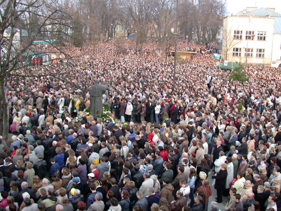 20 lat temu pod pomnikiem św. Jana Pawła II w Kielcach...