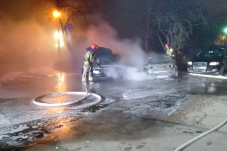 Dwa samochody spłonęły na parkingu przy ulicy Warszawskiej