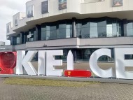 Mężczyzna, który uszkodził napis I Love Kielce w rękach policjantów