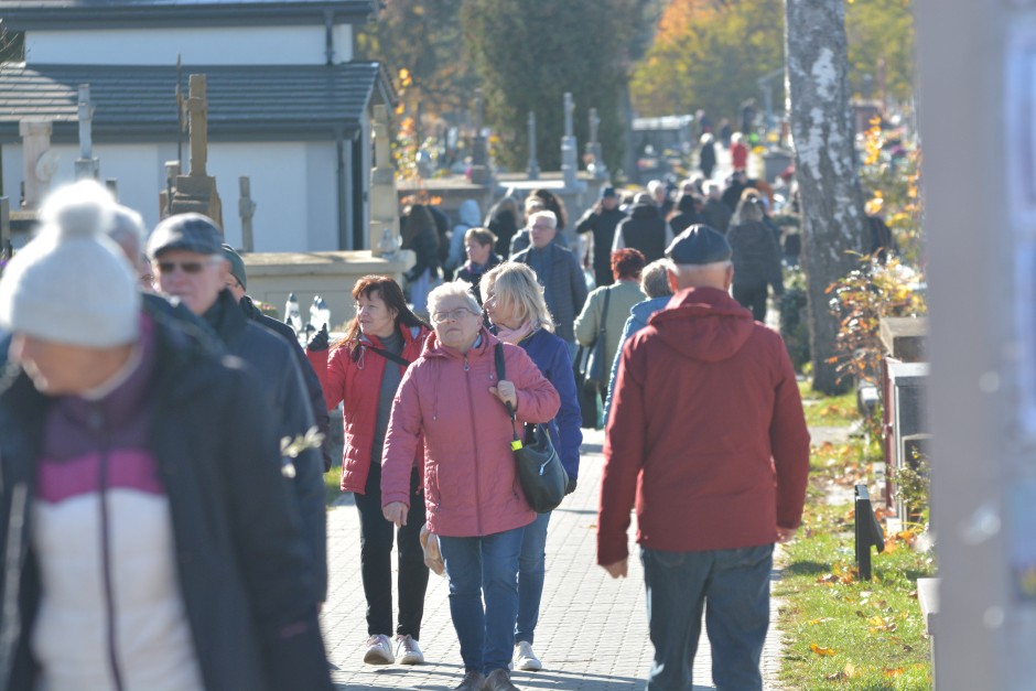 Kielczanie ruszyli na cmentarze