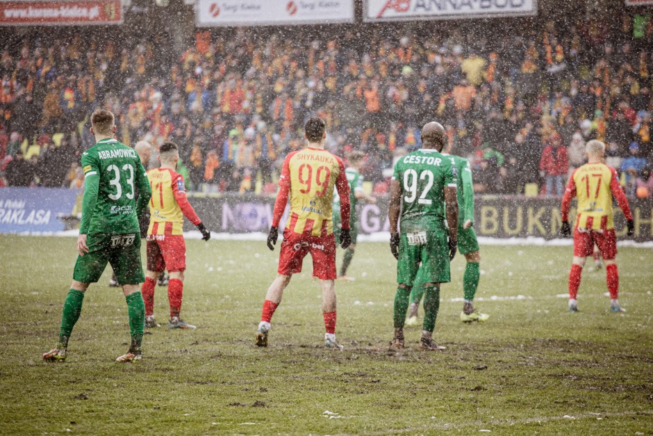 Zimowa sceneria, gorąca atmosfera. Korona ograła Radomiaka i opuściła strefę spadkową