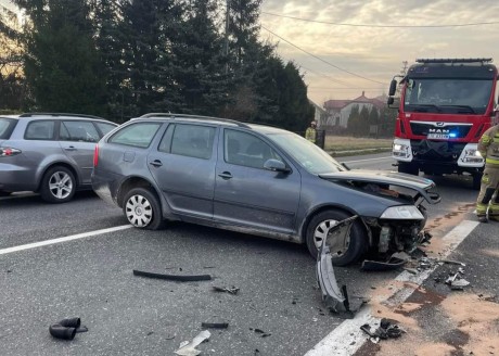 [FOTO] Utrudnienia na K74 w Kostomłotach Drugich. Zablokowany pas w kierunku Kielc