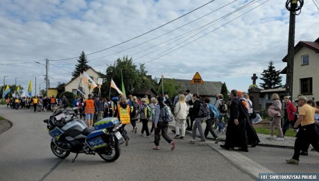 Policjanci dbają o bezpieczeństwo pielgrzymów