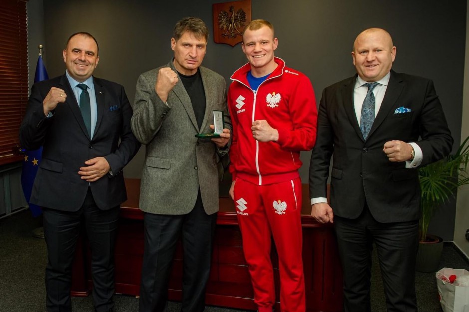Nowaczek i Adamiec wręczyli wyróżnienie legendzie polskiego boksu