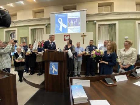 Kampania „Białej wstążki” zainaugurowana. Liderzy dobrych praktyk wyróżnieni