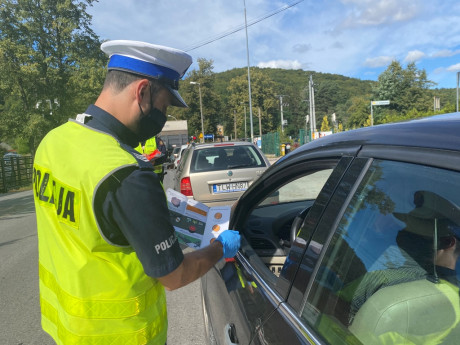 Policja rozpoczęła akcję „Bezpieczny weekend” i apeluje do kierowców o zachowanie rozwagi na drodze