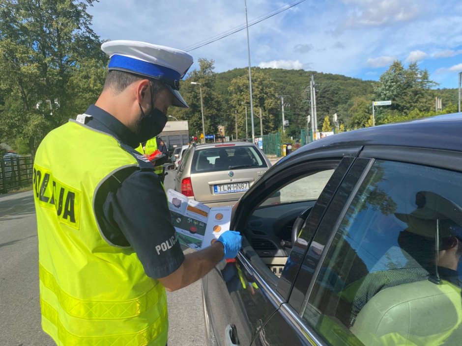 Policja rozpoczęła akcję „Bezpieczny weekend” i apeluje do kierowców o zachowanie rozwagi na drodze