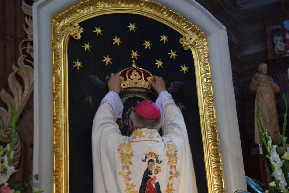 [FOTO] Kościół w Mnichowie ma 250 lat. Biskup Jan Piotrowski koronował Obraz Matki Bożej z Dzieciątkiem Jezus