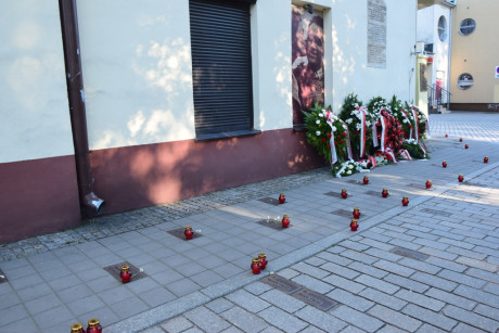 [FOTO] Kielczanie zapali znicze dla ofiar pogromu w Kielcach