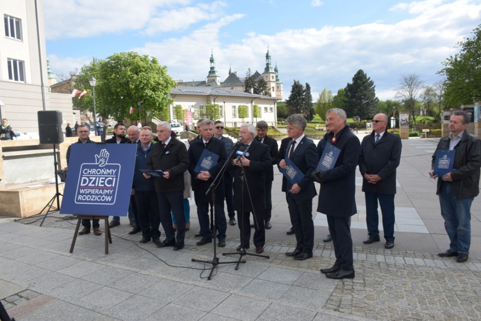 Świętokrzyscy politycy PiS popierają inicjatywę „Chrońmy dzieci, wspierajmy rodziców”
