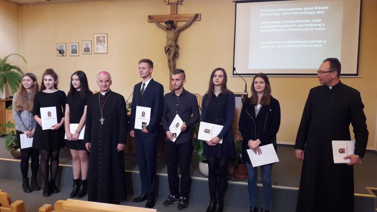 Stypendia im. ks. bp. Czesława Kaczmarka trafiły do uczniów