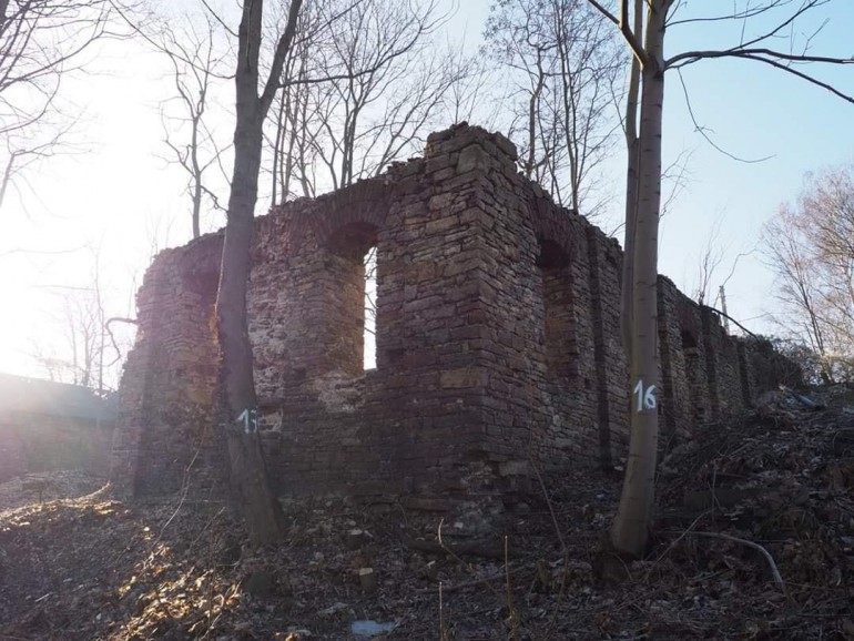 Ruiny historycznego budynku znikają. Czy słusznie?