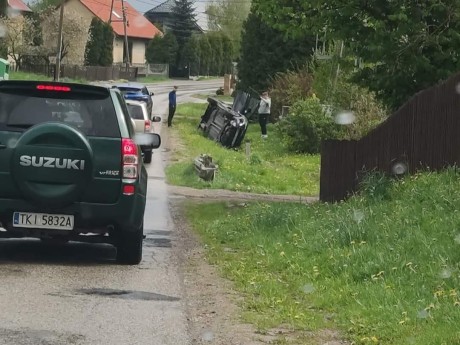 Auto wypadło z drogi w Kostomłotach I