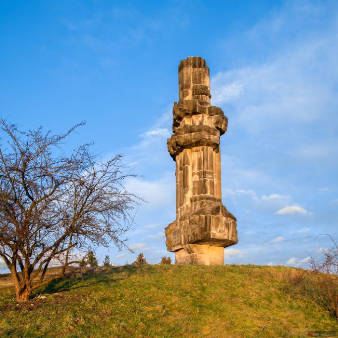 Symbole komunistyczne znikają z pomnika na Kadzielni