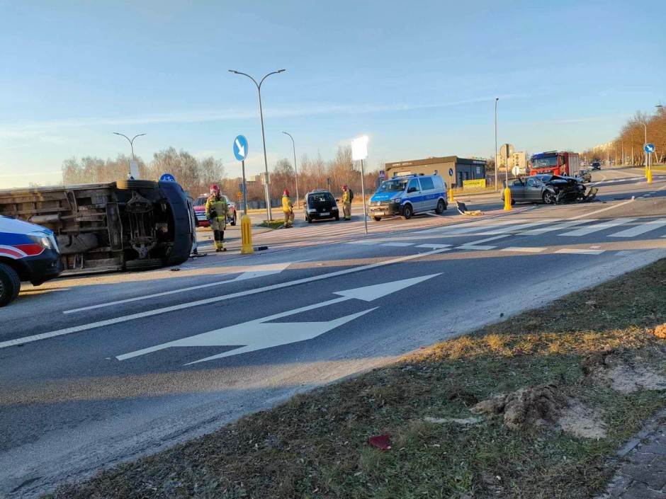 Dwie osoby w szpitalu po zderzeniu busa i osobówki w Ostrowcu