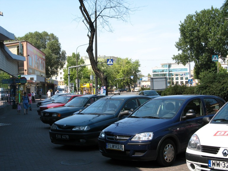 Samochodów przybywa, miejsc parkingowych... ubywa. I co z tym zrobić?