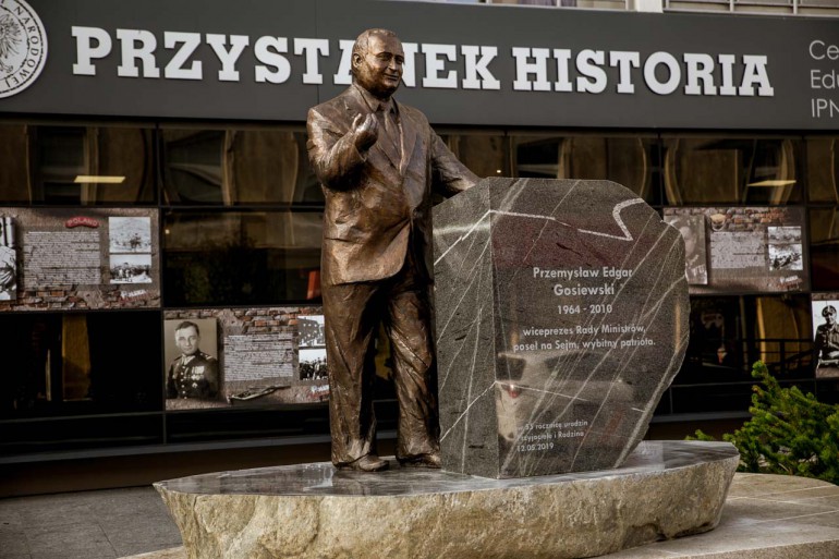 [VIDEO+FOTO] Figura Przemysława Gosiewskiego już na miejscu. W niedzielę uroczyste odsłonięcie pomnika
