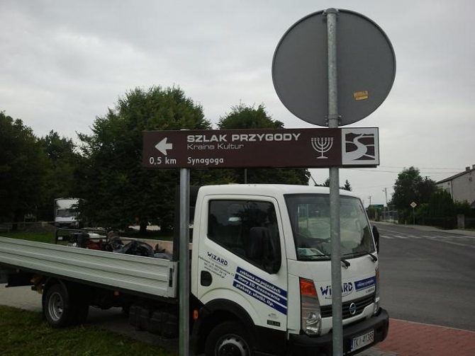 Znaki Szlaku Przygody przy świętokrzyskich drogach
