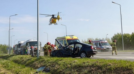 Wypadek z udziałem autobusu przewożącego dzieci. Trzy osoby w szpitalu