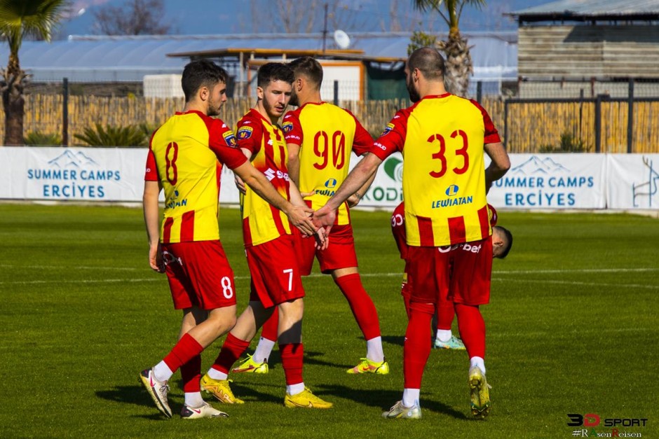 Zwycięstwo w deszczowym sparingu