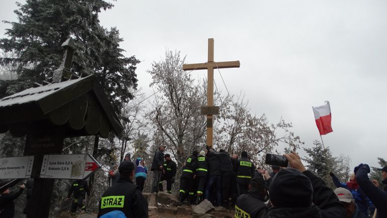 Nowy krzyż na Łysicy