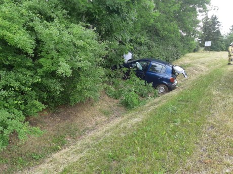 Niebezpiecznie w Opatowie. Auto dachowało, dwie osoby w szpitalu