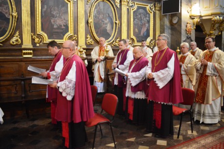 Pięciu nowych kanoników Kieleckiej Kapituły Katedralnej mianował biskup Jan Piotrowski.