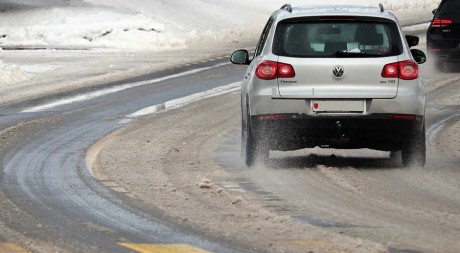 Na ulicach pracują pługi i piaskarki. Drogi krajowe przejezdne