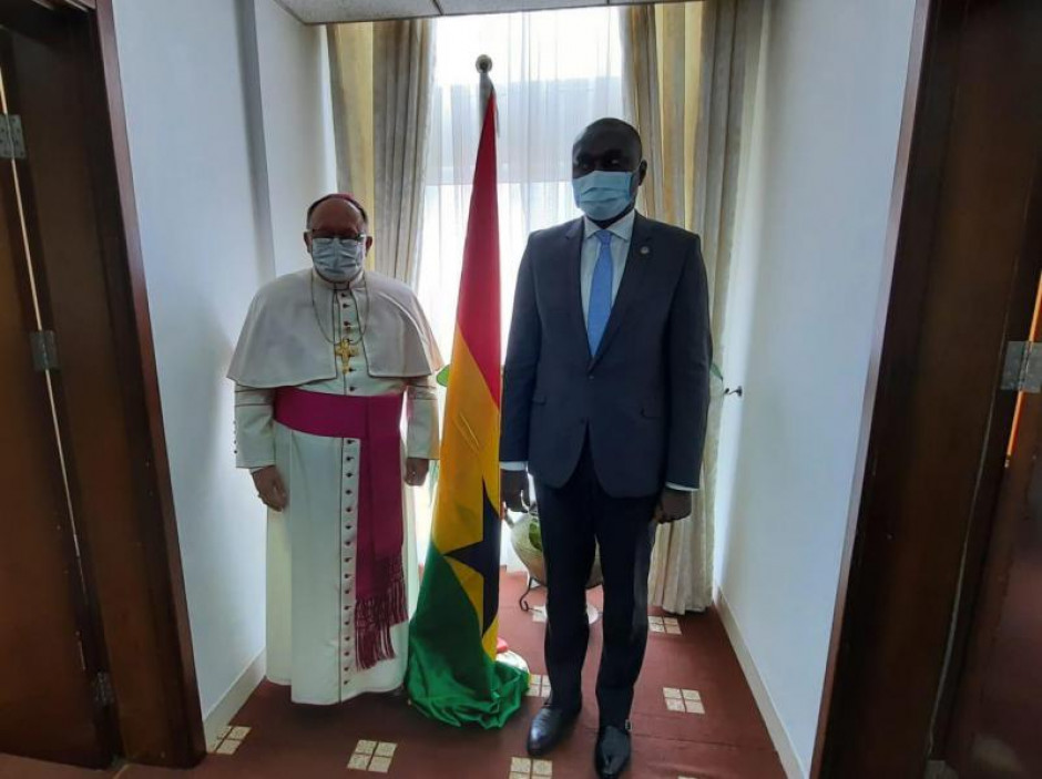 Arcybiskup Henryk Jagodziński  u ministra w Ghanie