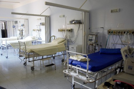 Kolejne szpitale w regionie przechodzą w normalny tryb pracy