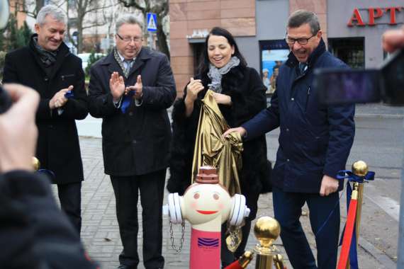 Artystka Madzia przybrała postać hydrantu