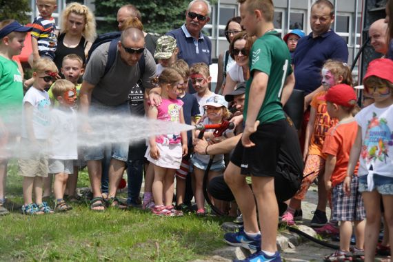 Policjanci i strażacy zabawiali dzieci