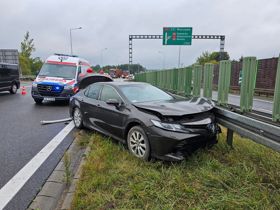 Wpadł w poślizg i wjechał w barierki. Kolizja na S7