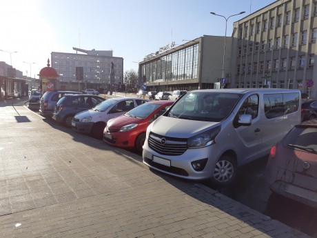 Parking przy dworcu PKP w strefie parkingowej? Radni nie mówią „nie”