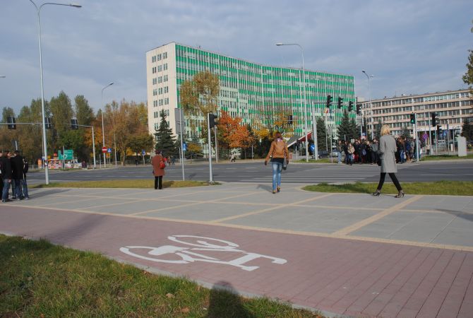 Zamknięte główne wejście do urzędu