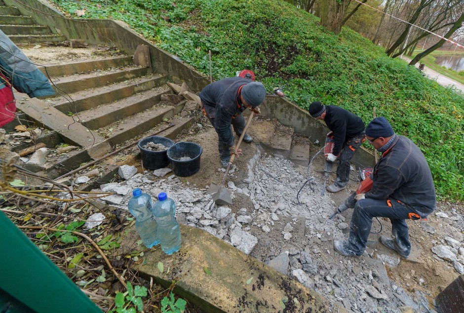 Remontują schody nad kieleckim zalewem