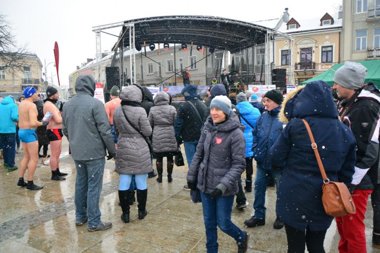 Pomagają chorym dzieciom i seniorom