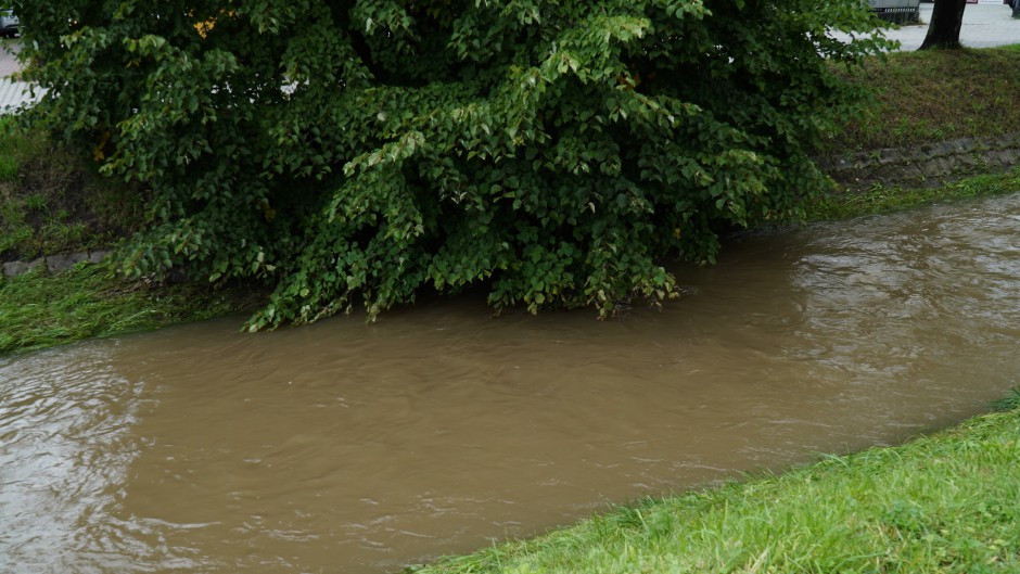 Lubrzanka wystąpiła z brzegów. Służby w gotowości