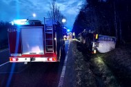 Ciężarówka w rowie, w akcji strażacy