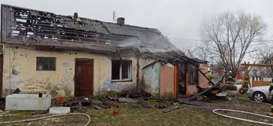 Pożar w powiecie buskim. Cztery osoby trafiły do szpitala