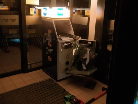 Nocą próbowali sforsować zabezpieczenia bankomatu. Wpadli na gorącym uczynku