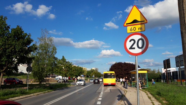 [FOTO] Progi zwalniające już są. Na Nowaka-Jeziorańskiego ma być bezpieczniej