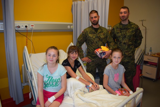 Żołnierze obdarowali małych pacjentów