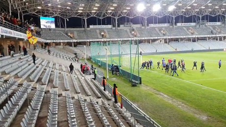 W Kielcach jak w Tiranie. W kierunku piłkarzy Widzewa poleciały butelki